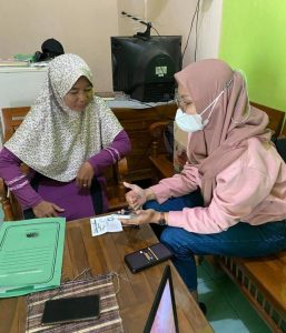 Mahasiswi S.Tr Universitas Diponegoro tengah mensosialisasikan Kipin School 4.0 dan fitur yang dimiliki kepada guru SD di wilayah RW.09 Pedurungan Tengah, Kota Semarang