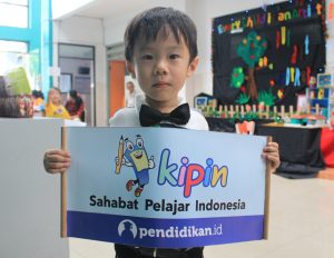siswa prasekolah senang belajar dengan KIPIN ATM