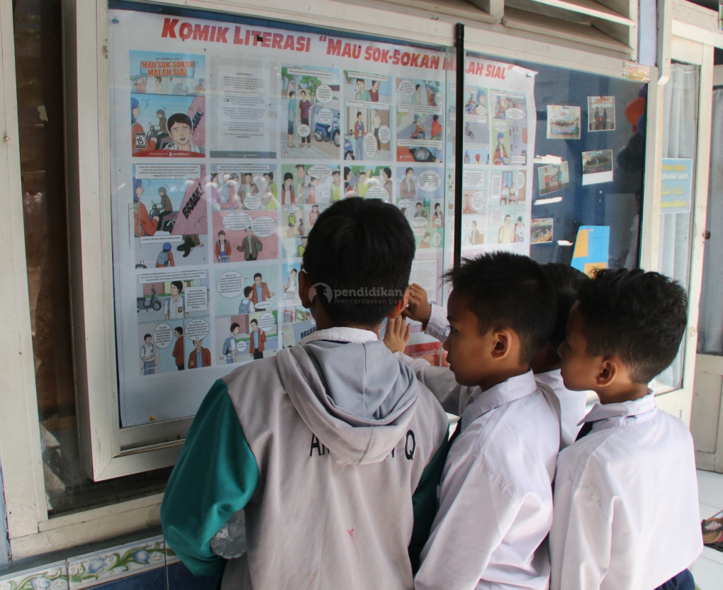 Sosialisasi ‘Bahaya Berkendara Bagi Anak Remaja’ Melalui Komik Literasi di Majalah Dinding Sekolah