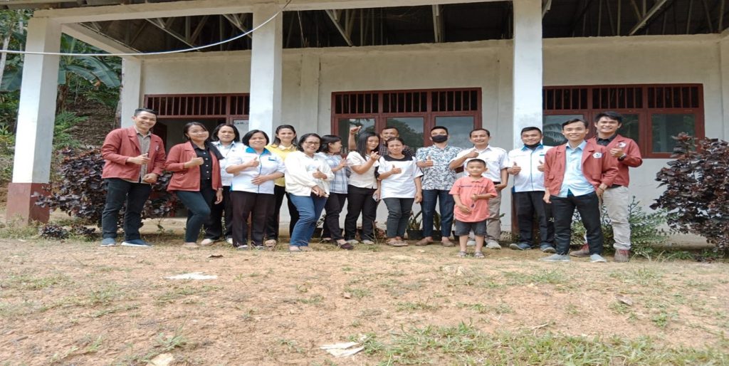 Alvin bersama Rekan Guru SDN 078516 Hilimoasio II