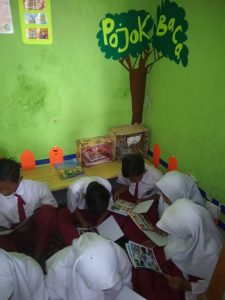 Pojok baca sekolah, kegiatan literasi, komik edukasi