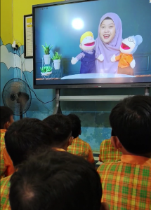 Kegiatan peserta didik TK Dharma Wanita Persatuan Bangkalan belajar melalui video Cerita Boneka Kipin di IFP sekolah