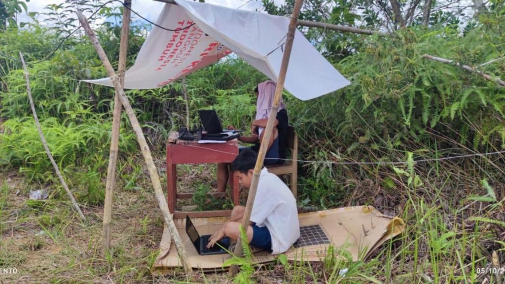 Siswa Bersusah Payah Mencari Sinyal Internet diluar Area Sekolah untuk Belajar