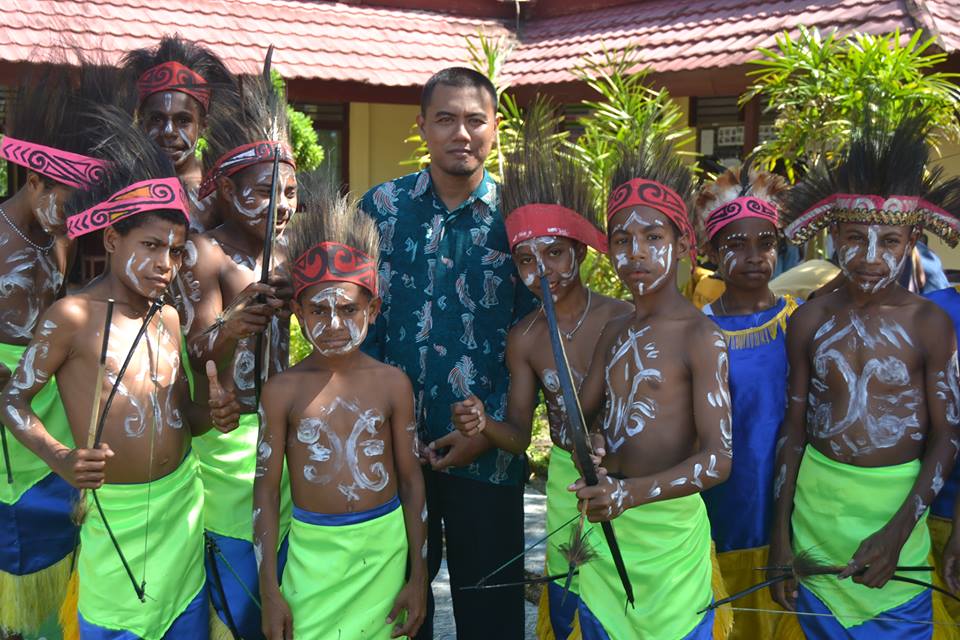 Kesulitan Buku dan Internet, Kendala yang Tak Memadamkan Api Kepedulian Dedy untuk Pendidikan di Papua