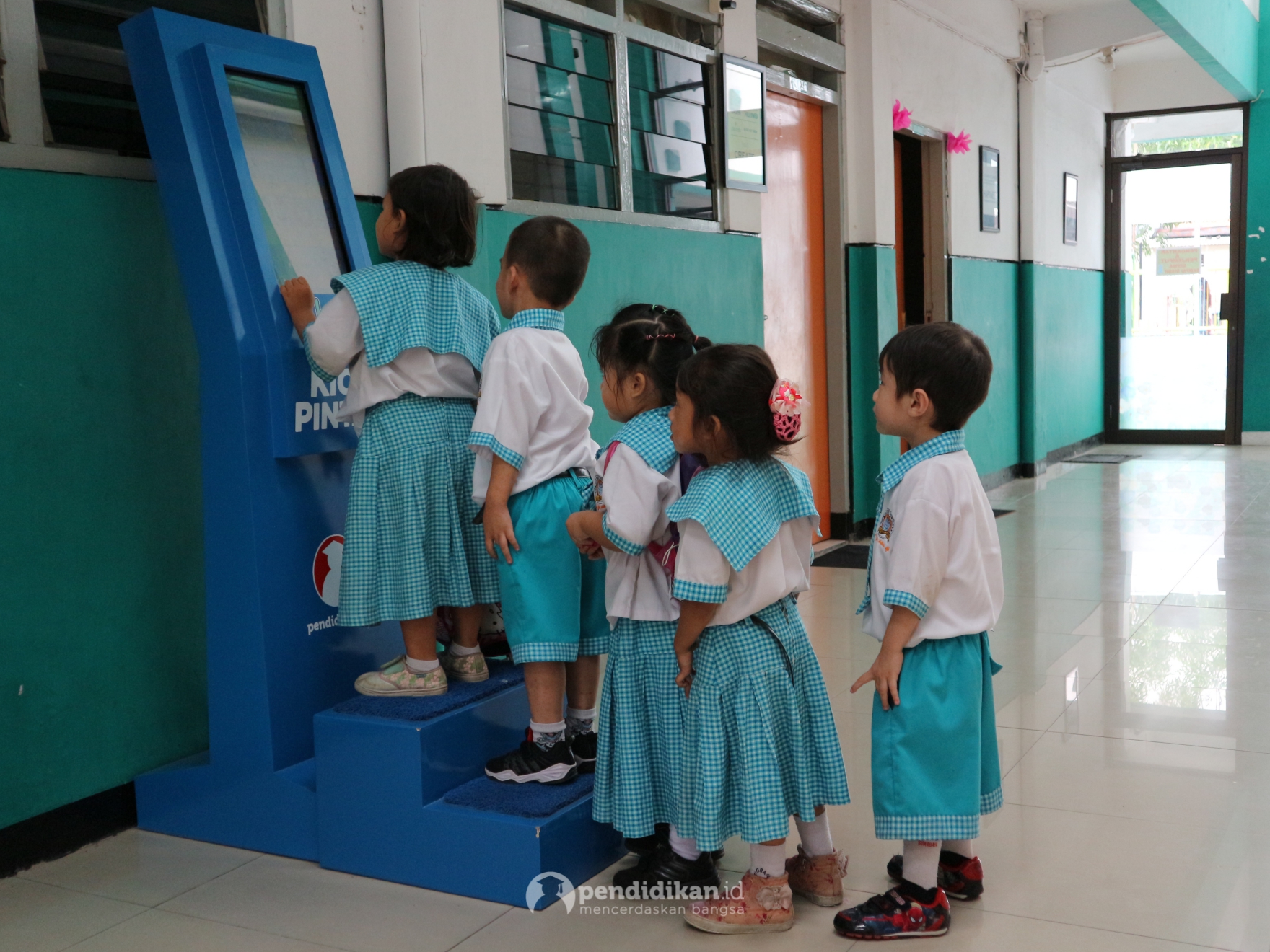 Siswa Sekolah Dasar dan Pra-Sekolah Beramai-Ramai Antre Kipin ATM pada Open House TK-SD Gracia Surabaya