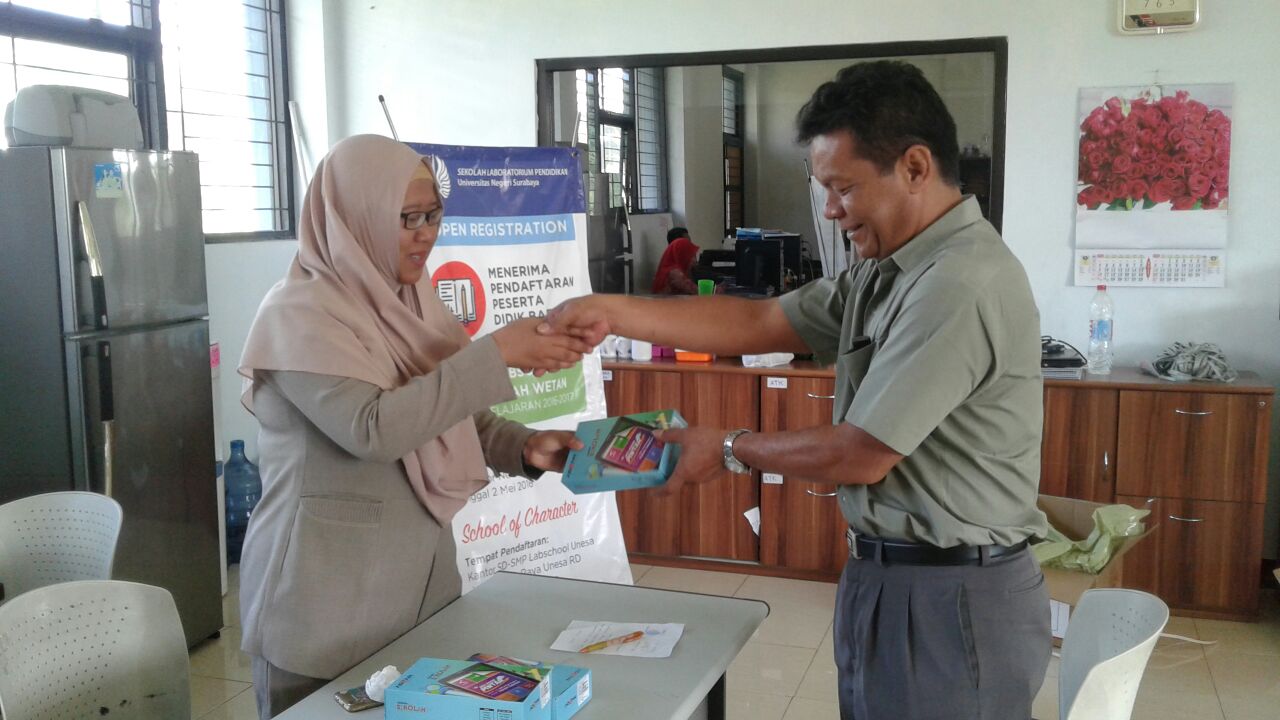 Labschool UNESA Terima Empat Tablet Pertama dari Pendidikan.id Sebagai Tanda Dimulainya Kerjasama  Wujudkan E-Learning