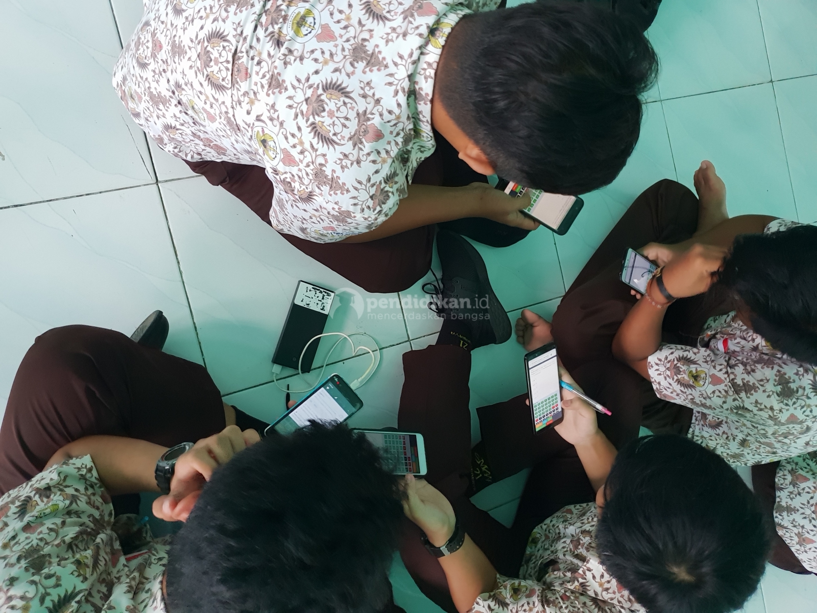 SMA Negeri 21 Surabaya Gelar Latihan Ujian Online Dengan Bersantai Menggunakan Ponsel